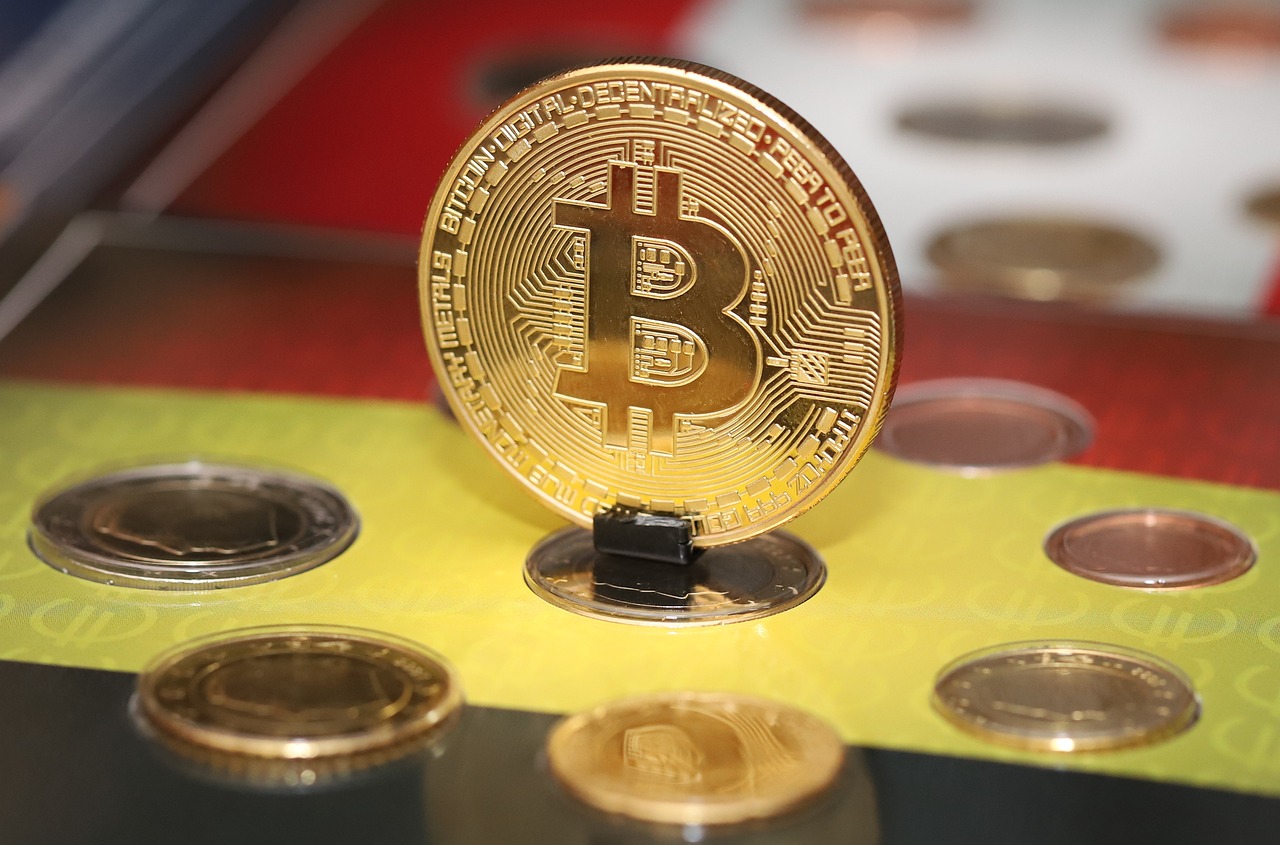 鲍威尔粉碎降息希望、美股遭遇猛烈抛售！比特币一度逼近8.3万美元